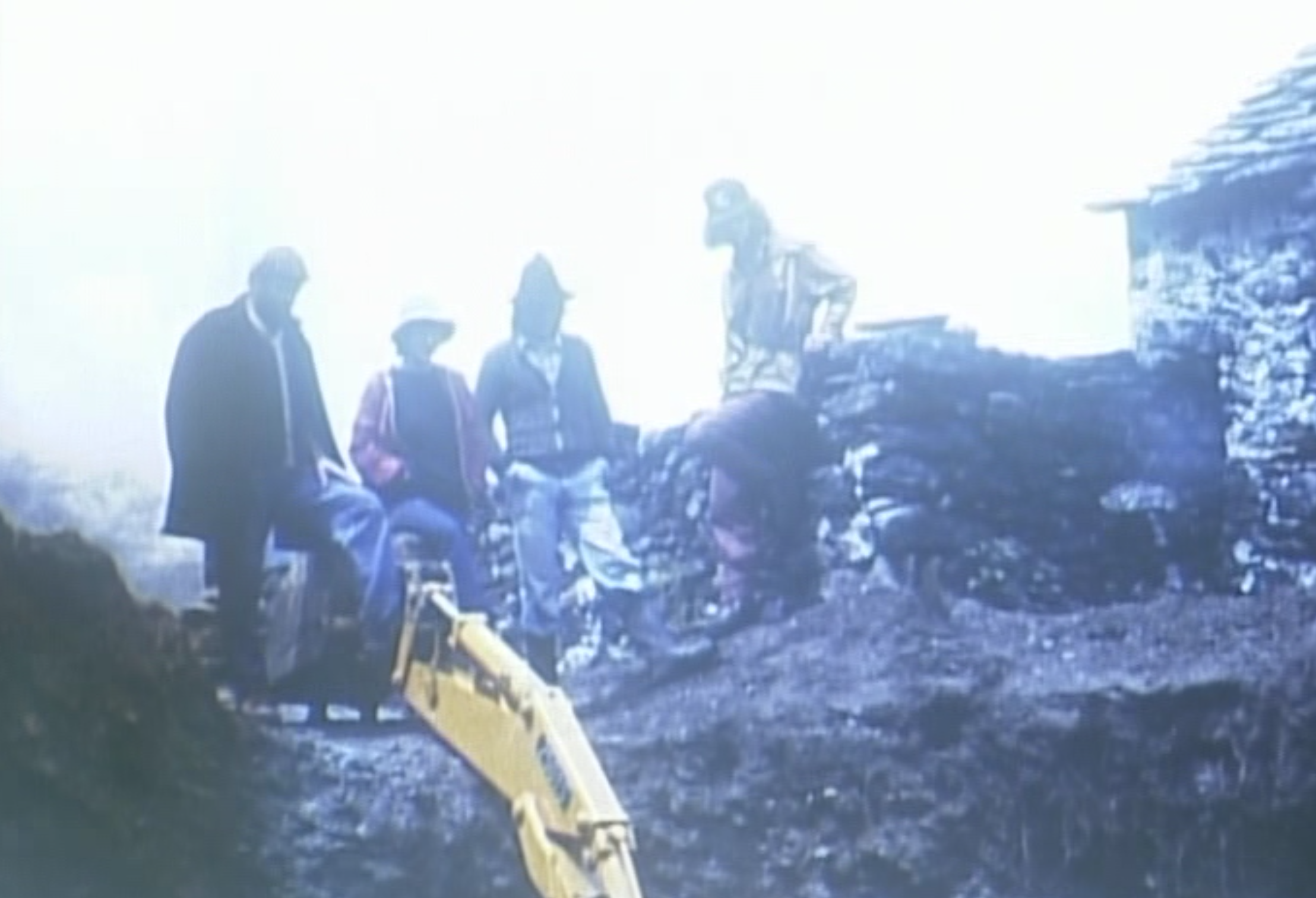Archivaufnahme: Menschen beim Aufbau in Terra Vecchia, im Nebel, mit Baumaschine